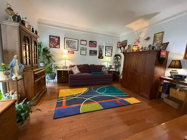 Living room with white crown and pale walls, Brentwood, TN
